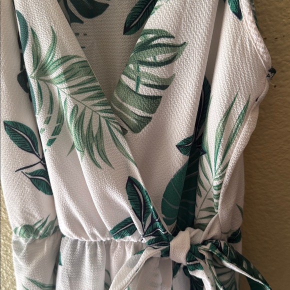 Elegant White and Green Leaf Print Maxi Dress - Picture 5 of 8